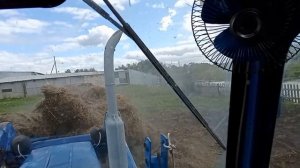 Развожу навоз на огороде. Архив.