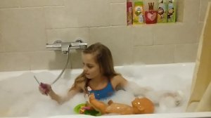 Купаюсь в ванне с БЕБИ БОРНом  - VLOG bathe in the tub with my favorite toys Baby born and have fan