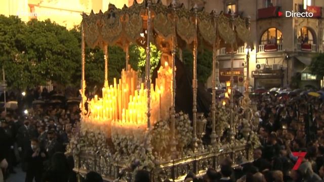 EL BESO DE JUDAS  VIRGEN DEL ROCIO REFUGIANDOSE EN EL SALVADOR LUNES SANTO SEMANA SANTA SEVILLA 202