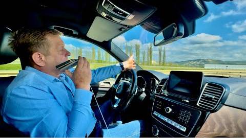 Белый тигр НАПАЛ и УБИЛ сотрудника зоопарка, снова человеческий фактор и не закрытый шибер! смотреть онлайн