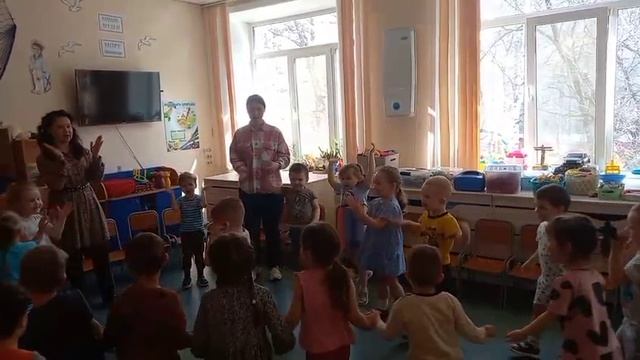 Поздравляют ребенка с днём рождения в детском саду. Каравай-каравай. смотреть онлайн