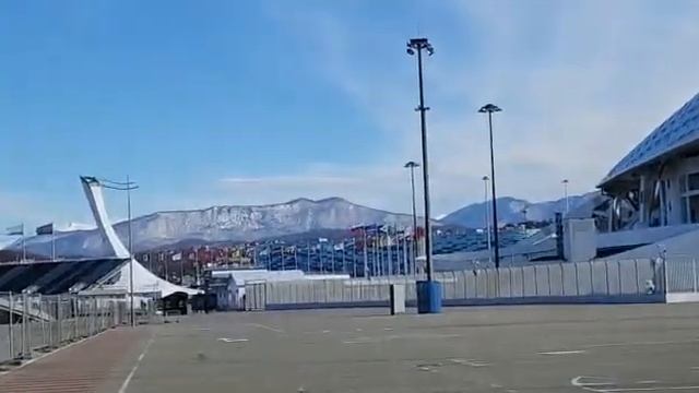 Сочи,февраль2023.Пешая прогулка в Олимпийский парк мимо Шайбы и Фишта.Сооружения впечатляют! смотреть онлайн