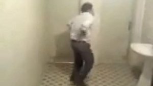 Бедный мужик обасрался в туалет сильно хотел