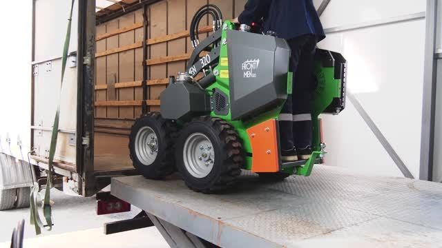 Отгрузка мини-погрузчиков FRONTMEN и навесного оборудования постоянному клиенту смотреть онлайн