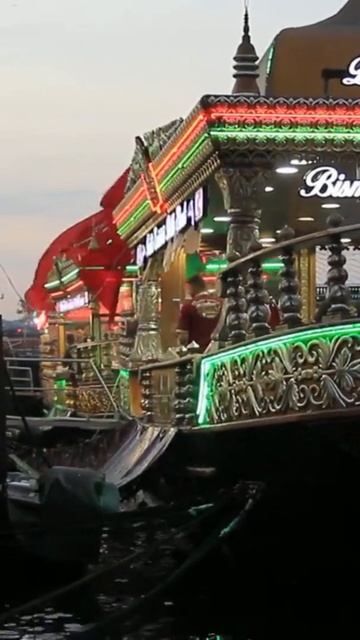 Turkey Istanbul Eminonu Pisces Square Rest.shorts.Турция Стамбул Эминеню Рыбы Квадрат Отдых. смотреть онлайн