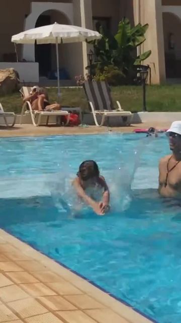 Прыжки в воду или как стать дельфином Карамелька смотреть онлайн