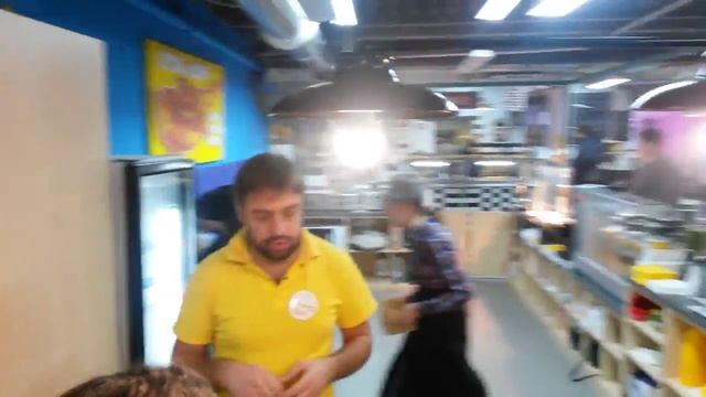 С музыкой по фуд-корту смотреть онлайн