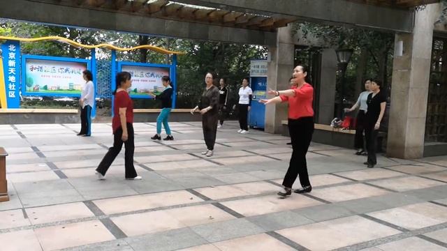 Танцуем с китайскими бабушками_учат движения в танце