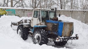 Трактор Т-150К. Уборка снега.