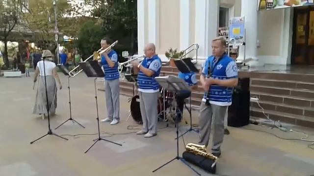 Живая музыка у салона чая и кофеиСамовар в Сочи. #СамоварСочи смотреть онлайн