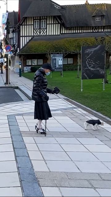 Модная француженка старушка из Довиля #Shorts смотреть онлайн