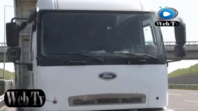 Otoyolu'nda mermer yüklü kamyon devrildi смотреть онлайн