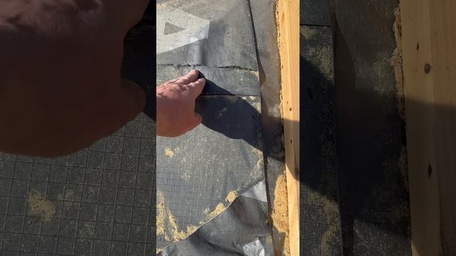 ☕️☕️☕️Приступили к ремонту кровли. Сделали небольшое вскрытие, увидели первые недочеты. смотреть онлайн