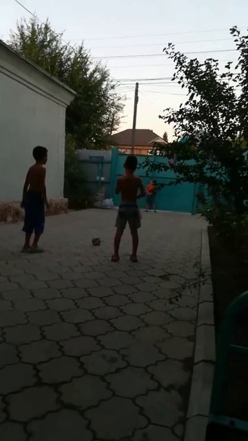 Дети во дворе играют футбол 2018 смотреть онлайн