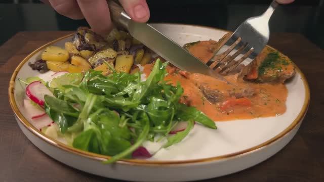 Говядина в нежном соусе смотреть онлайн