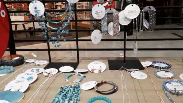 Красивый вид с террасы и магазин украшений смотреть онлайн