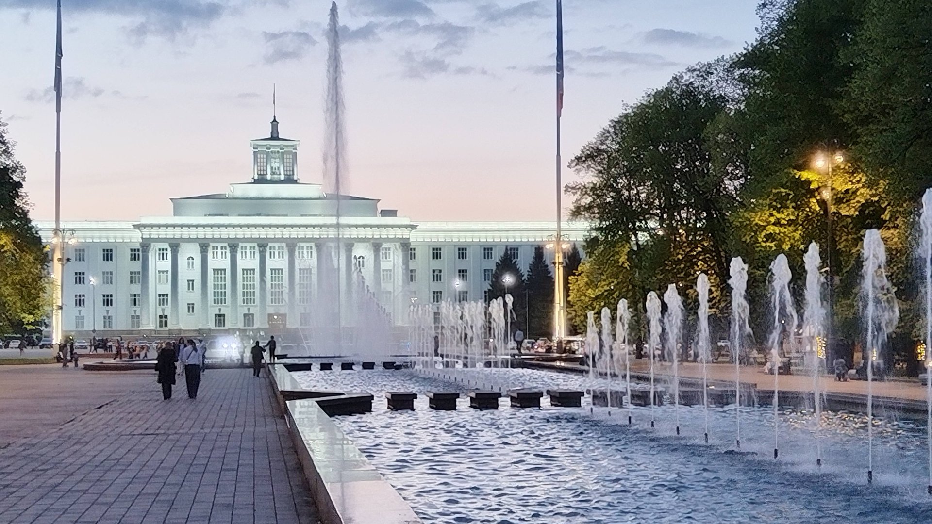 Нальчик Кабардино-Балкария Вечером у центрального фонтана смотреть онлайн