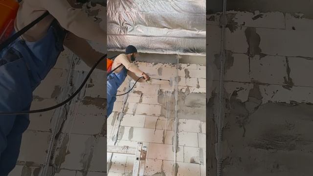 Грунтовочный слой из проникающей грунтовки Baumit Grund перед цементной штукатуркой Baumit MPI25 смотреть онлайн