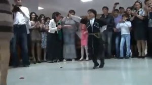 Лезгинка   Маленький Мальчик и Зажигательная Лезгинка  360p