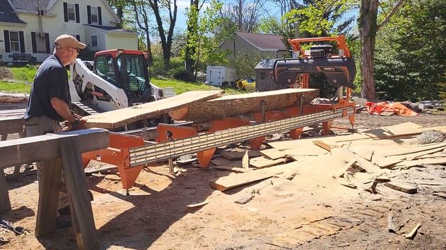 Norwood HD36v2 mowing through HUGE pine log. Mill is cutting great! смотреть онлайн
