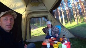 ДВОЕ СУТОК РЫБАЛКА С ЖЕНОЙ С НОЧЕВКОЙ! ОТДЫХ С ПАЛАТКОЙ НА РЕКЕ! КОПТИМ ЛЕЩА! Рыбалка на фидер