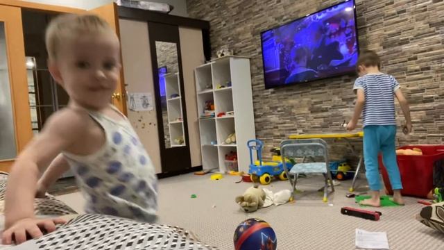 Миша скачет на диване