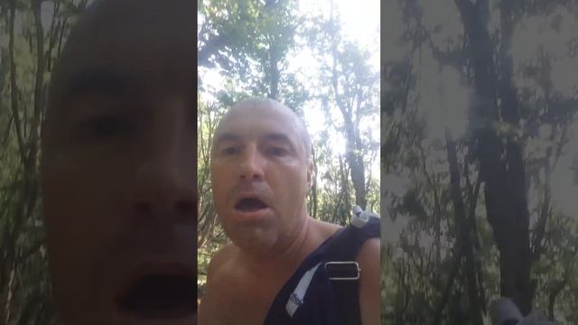 турист лезет на гору Машук