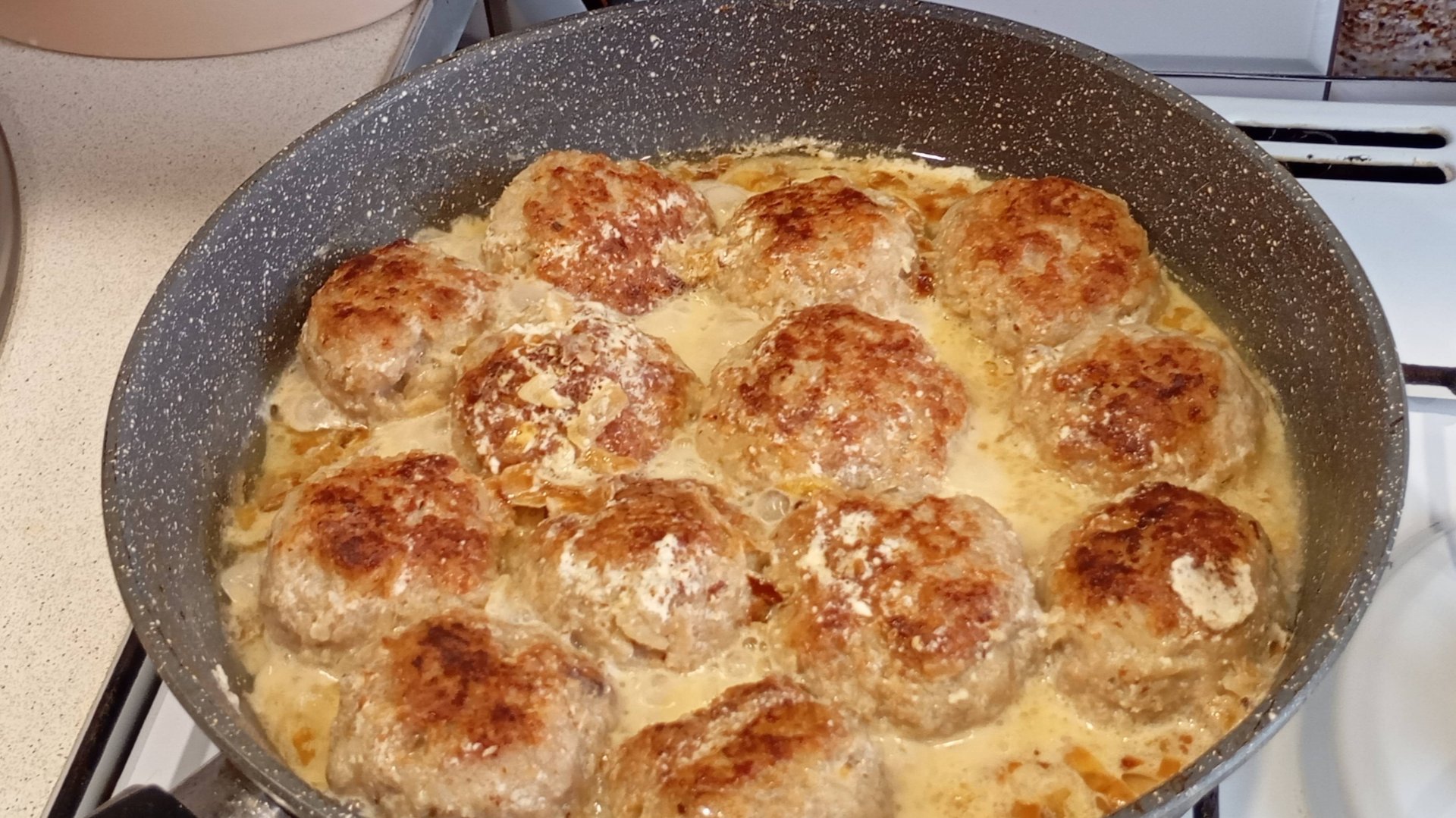 Ёжики с рисом в сметанном соусе.