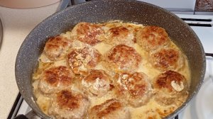 Ёжики с рисом в сметанном соусе.