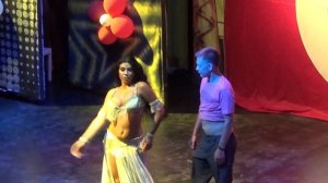 Танцовщица танцует с туристами на турецкой ночи в Siam Elegance. Белек 2018