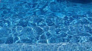 Голубая гладь бассейна