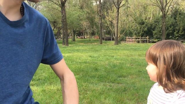 2 years old baby play with dad/ Alena e papà/ imitando papà/ lessico di una bimba di 2 anni смотреть онлайн