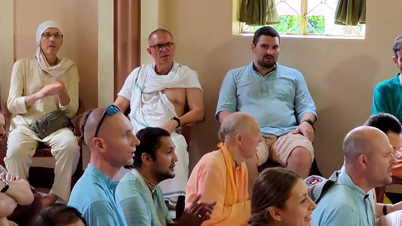 09.10.2022 - Киртан после воскресной программы - Маяпур,  Community Hall