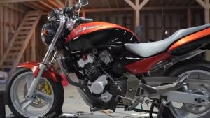 японец ремонтирует хонда хорнет 250