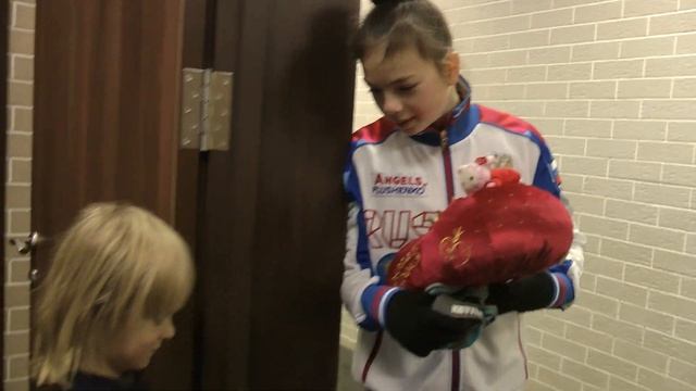 Александр Плющенко, Анастасия Тараканова и талисман Бобик.Академия Евгения Плющенко. Октябрь 2018