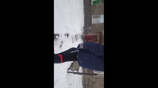 Бешеная бабка орет на детей. Часть 1