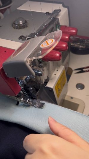 как заправить нитки петлителя в оверлок Аврора