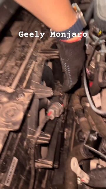 Джили Монжаро/ Geely Monjaro плохо закреплен корпус вентилятора радиатора