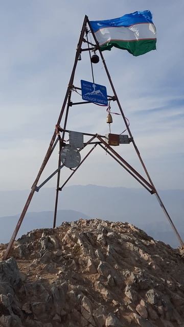 На вершине Большой Чимган. Katta Chimyon cho'qqasida. On the top of Greater Chimgan