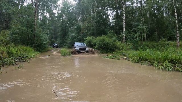 Засадить ЗИЛ? Два зила? Легко! Краеведческий внедорожный поход в Синявино. смотреть онлайн