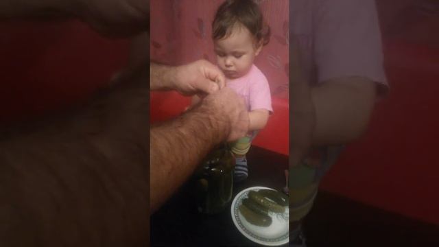 Nastia reaches cucumbers from a jar\Настя достает огурцы с банки смотреть онлайн