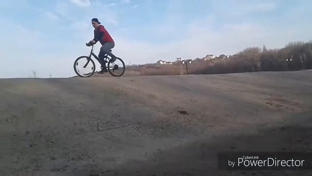 Чуть не сломал правую руку и ногу!!! ЖОСТКИЕ ПОКОТУШКИ НА ВЕЛОСИПЕДЕ!!!!! смотреть онлайн
