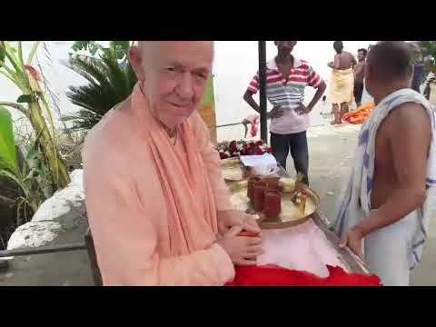 11.09.2023 - Церемония погружения праха в Гангу (от Гаруды пр) -  ЕС БВВ Нарасимха Махарадж - Маяпур