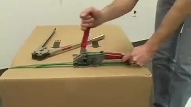 How to use a Manual Plastic (Poly) Strap Tensioner for Boxes and Pallets смотреть онлайн