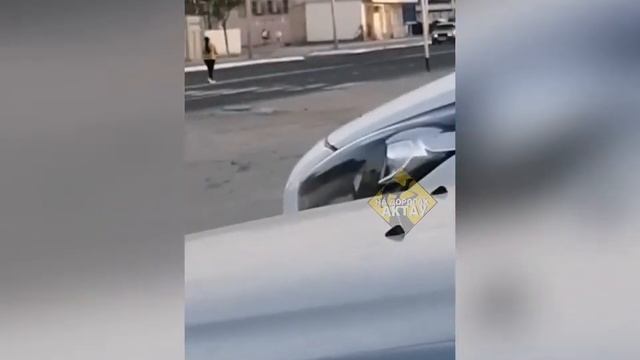 Что она делает???