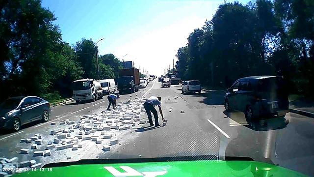 В Благовещенске на Театральной рассыпались кирпичи смотреть онлайн