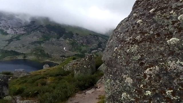 висячий камень.