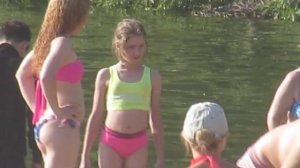 КРАСИВЫЕ МОЛОДЫЕ ДЕВУШКИ ЗАГОРАЮТ В ОЗЕРКАХ