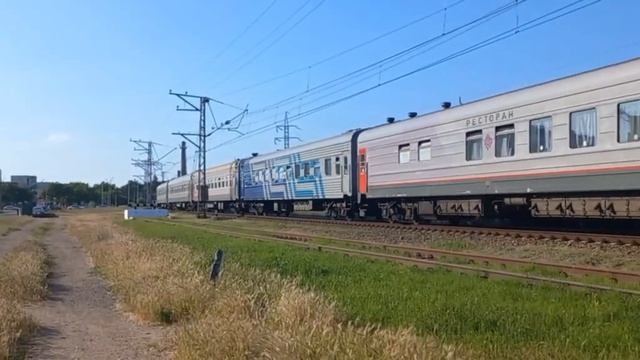 Всех с 1 сентября!! Зеленый вл10 -1776 у станции Евпатория. Видео подарил мне @KZD_Evpatoria смотреть онлайн