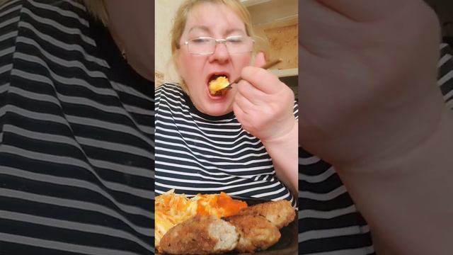 Время обедать 👍  #мукбанг #котлетки #обед